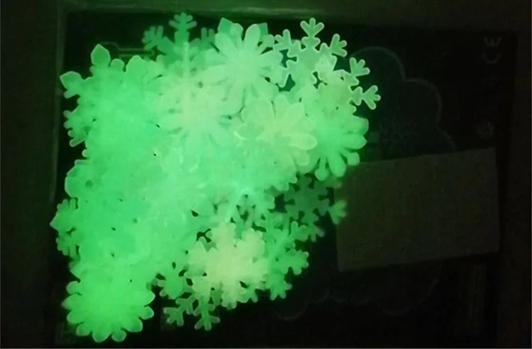 50Pcs Luminous Snowflake Wall Sticker Glow In The Dark Decal Kids Baby Room Bedroom Colorful Christmas Stickers Home Decoration